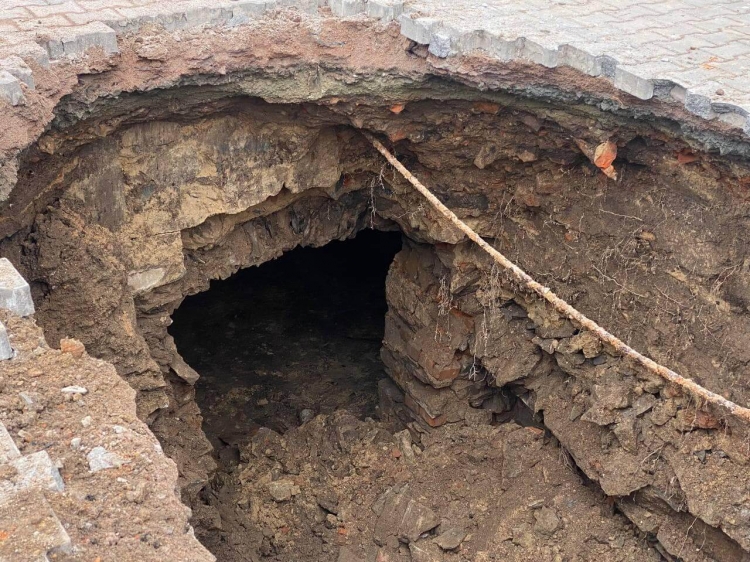 Куди ведуть  підземелля Звягеля?