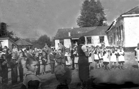 Заняття з учнями у дворі школи №1 ім.Лесі Українки (колишній будинок Завадських)