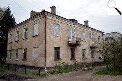 Двоповерховий житловий будинок за універмагом «Супутник»
